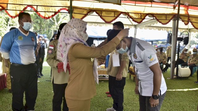 Bupati Luwu Utara Indah Putri Indriani membuka kegiatan Pelatihan Peningkatan Kapasitas Pilar-pilar Sosial Dalam Penanganan Bencana di lapangan Desa Tulak Tallu Kecamatan Sabbang, Kabupaten Luwu Utara, pada Senin (14/03/2022). (Foto: ABATANEWS/Wahyuddin)