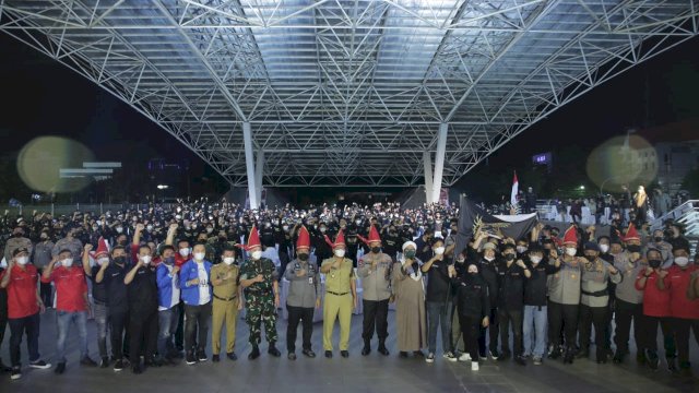 Batalyon 120 Makassar Dikukuhkan di tribun Lapangan Karebosi, Senin malam (14/3/2022).