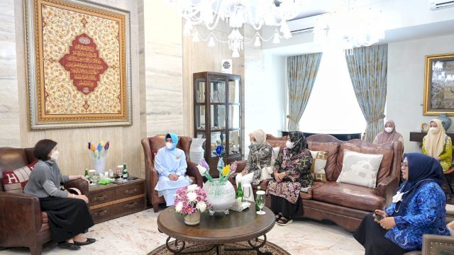 Ketua Tim Penggerak PKK Kota Makassar, Indira Jusuf Ismail, saat menerima kunjungan Ketua Persatuan Istri Pegawai Bank Indonesia (PIPEBI), Nining Causa Iman yang berlangsung di kediaman pribadi Wali Kota Makassar, Moh Ramdhan Pomanto, Kamis (17/3/2022). (Abatanews/Azwar)