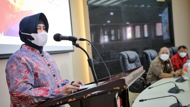 Ketua Forum Multi Sektor Percepatan Eliminasi Tuberkulosis, Indira Jusuf Ismail saat memimpin Rapat Koordinasi Menuju Makassar Bebas Tuberkulosis di Ruang Sipakatau, Balaikota Makassar dan dihadiri seluruh OPD lingkup Pemkot Makassar, Camat dan Puskesmas, Jumat (18/3/2022). (Abatanews/Azwar)