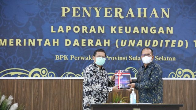 Wali Kota Makassar, Moh Ramdhan “Danny” Pomanto menyerahkan Laporan Keuangan Pemerintah Daerah (LKPD) tahun 2021 ke BPK RI Perwakilan Provinsi Sulawesi Selatan di Kantor BPK RI Jalan Pettarani Makassar, Jum’at (18/3/2022).