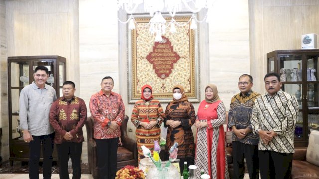 Kepala Basarnas RI Marsekal Madya TNI Henri Alfiandi yang datang bersama Ketua Dharma Wanita Persatuan Basarnas RI Santi Hendri Alfiandi dan disambut Wali Kota Makassar, Moh Ramdhan Pomanto. (Abatanews/Azwar)