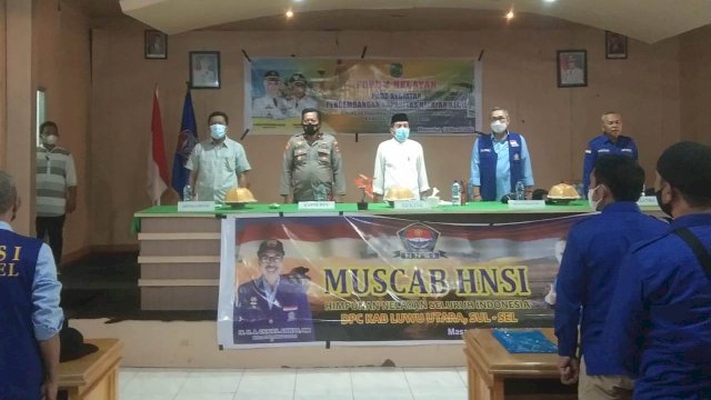 Sekretaris Daerah (Sekda) Luwu Utara, Armiadi saat membuka Forum Nelayan Luwu Utara di Aula Kantor Bappelitbangda, Jumat (18/3/2022). (Abatanews/Imam Adzka)