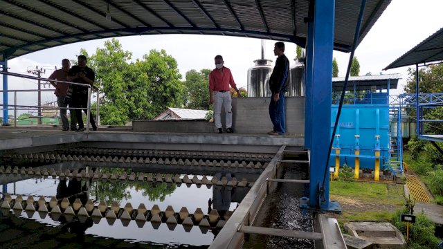 Plt Perumda Air Minum Kota Makassar, Beni Iskandar saat melakukan kunjungan ke Instalasi Pengelolaan Air (IPA) 3 Antang Kecamatan Manggala, Sabtu (19/3/2022). (Abatanews/Wahyuddin) 