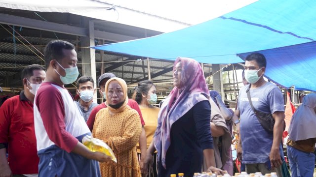 Gubernur Sulawesi Selatan (Sulsel), Andi Sudirman Sulaiman saat meninjau aktivitas jual beli masyarakat di Pasar Bakunge, Desa Mappesangka, Kecamatan Ponre, Kabupaten Bone, Sabtu (19/3/2022).