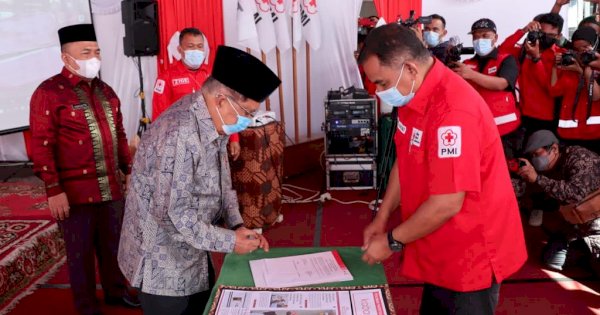 PB PMI Serahkan Bantuan Tangki bagi Korban Gempa Pasaman