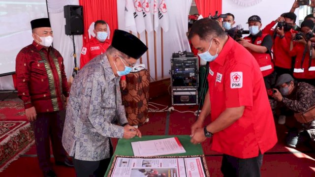 Ketua Umum PB PMI, Jusuf Kalla menyerahkan bantuan untuk korban bencana gempa di Pasaman, Sumatera Barat. (Istimewa) 