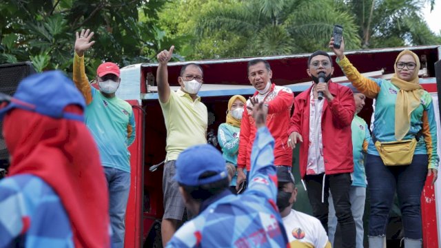 Wali Kota Makassar Moh Ramdhan “Danny” Pomanto saat membuka fun bike yang diadakan oleh KBA SMA 5 Makassar di Monumen Mandala Minggu (20/3/2022). (Abatanews/Azwar)