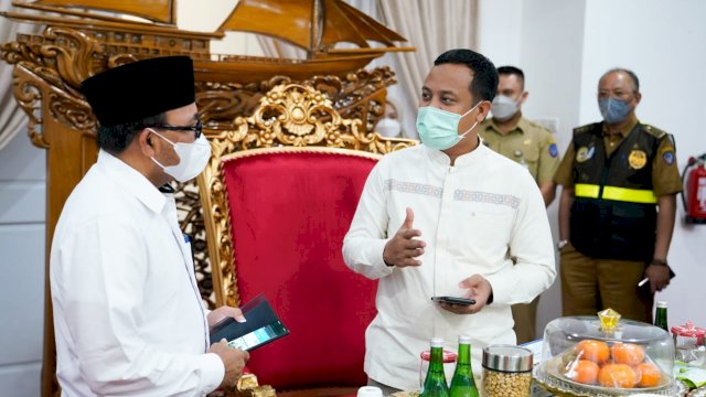 Gubernur Sulawesi Selatan (Sulsel) Andi Sudirman Sulaiman saat menerima audiensi Pimpinan Wilayah (Pimwil) Bulog Sulselbar Bachtiar A.S di Rumah Jabatan Wakil Gubernur Sulsel, Senin (21/3/2022). (abatanews/Imam Adzka) 