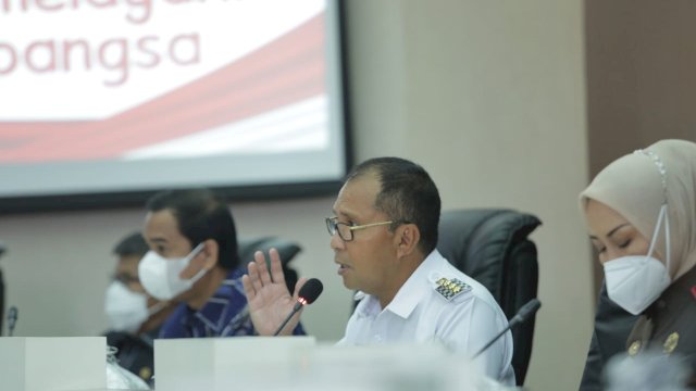 Wali Kota Makassar Moh Ramdhan "Danny" Pomanto memimpin Rakor membahas stabilitasi bahan pokok yang digelar diruang Sipakatau Lantai 2 Kantor Walikota Makassar, Rabu (23/3/2022). (Abatanews/Azwar)