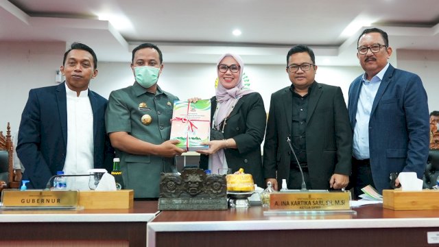 Gubernur Sulsel, Andi Sudirman Sulaiman saat menyerahkan LKPJ TA 2021 dalam rapat paripurna DPRD Sulsel, Rabu (23/3/2022). (Abatanews/Imam Adzka)