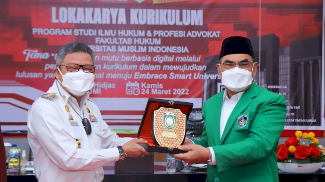 Wali Kota Parepare, H M Taufan Pawe saat menghadiri kuliah umum di Fakultas Hukum Universitas Muslim Indonesia (UMI), Kamis (24/3/2022). (Abatanews/Imam Adzka)