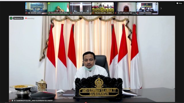 Gubernur Sulawesi Selatan (Sulsel) Andi Sudirman Sulaiman mengikuti Rapat Koordinasi (Rakor) Evaluasi Pemberlakuan Pembatasan Kegiatan Masyarakat (PPKM) di luar Jawa-Bali, yang digelar secara virtual, Sabtu (26/3/2022). (Abatanews/Imam Adzka) 