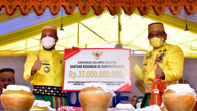 Gubernur Sulawesi Selatan (Sulsel), Andi Sudirman Sulaiman menghadiri acara 692 Tahun Kabupaten Bone sekaligus menyerahkan bantuan keuangan kepada Pemerintah Kabupaten Bone yang diterima langsung Bupati Bone Andi Fashar Mahdin Padjalangi dengan nilai Rp 37 miliar ya g berlangsung di halaman Rumah Jabatan Bupati Bone di Jalan Petta Ponggawae, Watampone, Senin (28/3/2022). (Abatanews/Imam Adzka)