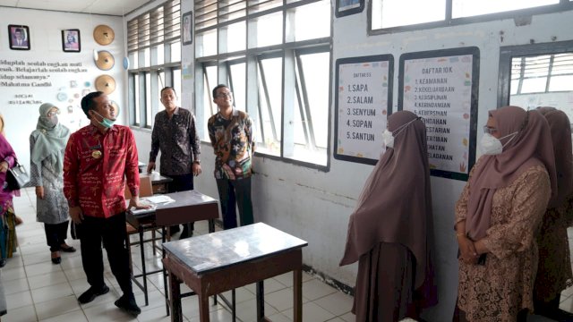 Gubernur Sulawesi Selatan, Andi Sudirman Sulaiman saat berkunjung ke UPT SMA Negeri 1 Bone di Jalan Ternate No. 1, Jeppee, Kecamatan Tanete Riattang Barat, Senin (28/3/2022). (Abatanews/Wahyuddin)