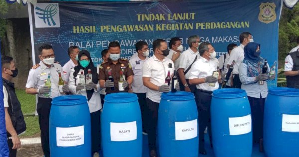 Dirjen PKTN Bersama Kadis Perdagangan Makassar Musnahkan Barang Ilegal