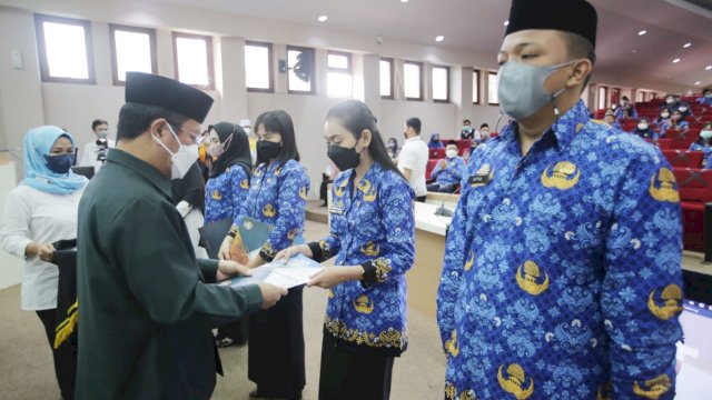 Ratusan Aparatur Sipil Negara (ASN) formasi 2019 di Pemkot Makassar dilantik dan diambil sumpahnya yang dilakukan di Ruang Sipakalebbi Balaikota, Rabu (30/3/2022). (abatanews/Azwar)