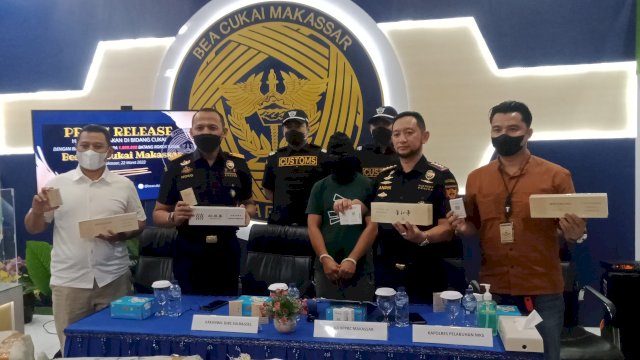 Kantor Pengawasan dan Pelayanan Bea dan Cukai Tipe Madya Pabean B Makassar berhasil menggagalkan upaya peredaran barang ilegal berupa 1.099.800 batang rokok asal China yang akan dikirim ke Morowali dan Kendari untuk dikonsumsi para pekerja asal China di kawasan tambang di dua wilayah tersebut. (abatanews/Wahyu Susanto)