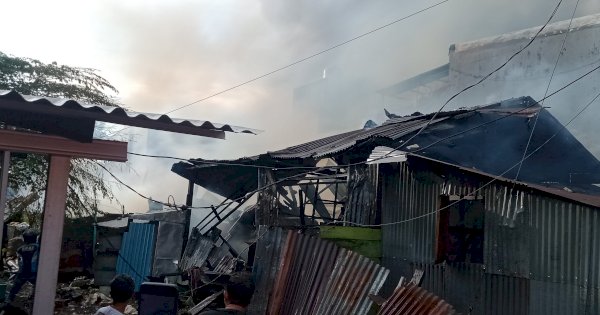 Kebakaran Melanda Rumah Penjualan Ayam Potong di Makassar