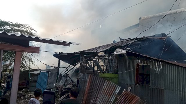 Kebakaran Melanda Rumah Penjualan Ayam Potong di Makassar