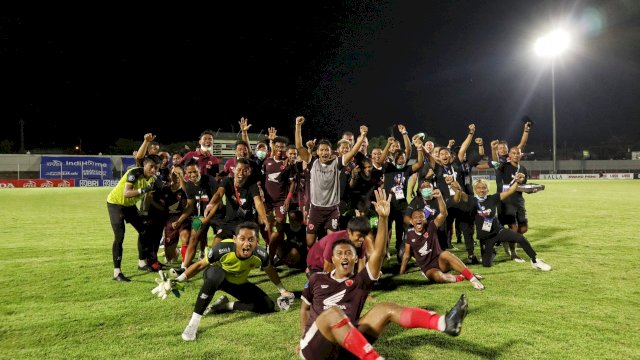 Selebrasi PSM Makassar usai memenangkan pertandingan melawan Persiraja Banda Aceh 1-0 sekaligus memastikan diri lolos degradasi. (Foto: Official PSM Makassar)