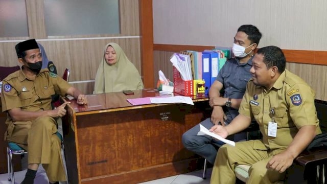 Kadis Kominfo-SP Luwu Utara, Arief R. Palallo, saat menerima kunjungan kerja Fungsional Sandiman Ahli Muda Bidang Persandian Diskominfo-SP Provinsi Sulawesi Selatan, di Ruang Kerja Kepala Dinas Kominfo-SP Kabupaten Luwu Utara, pada Selasa (2/3/2022). (Foto: ABATANEWS/Wahyuddin) 