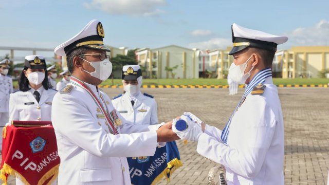 Wali Kota Makassar, Moh Ramdhan 'Danny' Pomanto saat berkesempatan menjadi inspektur upacara pada pelantikan perwira pelayaran niaga program diploma IV gelombang LV yang diadakan oleh Politeknik Ilmu Pelayaran Makassar di lapangan upacara Kampus II Terpadu Untia PIP Makassar, Jalan Salodong Kelurahan Untia Kecamatan Biringkanaya, pada Rabu (2/3/2022). (Foto: ABATANEWS/Imam) 