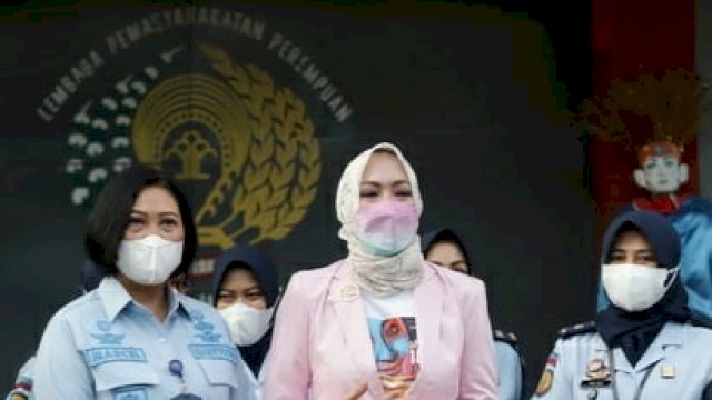 Angelina Sondakh akhirnya bebas setelah menjalani masa hukuman 10 tahun di Lapas Pondok Bambu, Jakarta Timur, pada Kamis (3/3/2022). (Foto: KapanLagi.com) 