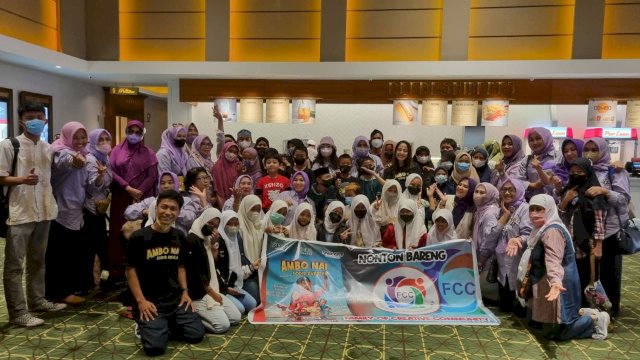 Family of Creative Community (FCC) berkolaborasi dengan Jameela Hijab Community (JHC) mengajak puluhan anak dhuafa untuk menonton film Ambo Nai' Supir Andalan di XXI Nipah Mal, Jalan Urip Sumohardo, Makassar, pada Kamis (3/3/2022). (Foto: ABATANEWS/Wahyuddin) 