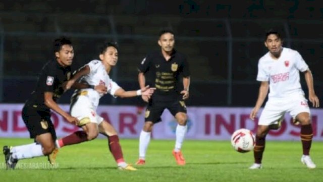 Muh Arfan (kiri ujung) saat pertandingan PSM Makassar versus PSIS Semarang di putaran pertama Liga 1 musim 2021-2022 beberapa waktu lalu. (Dok. Liga Indonesia Baru)