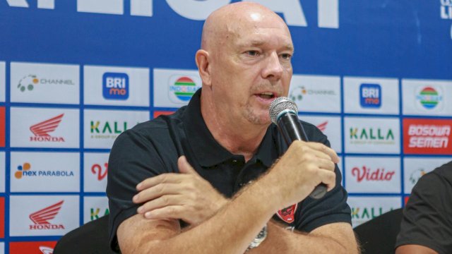 Pelatih PSM Makassar, Joop Gall, dalam sesi official statement secara daring, Sabtu (5/3)2022) jelang melawan PSIS Semarang di pekan 28 Liga 1 2021-2022 di Stadion Dipta, Bali, Minggu besok. (Istimewa) 