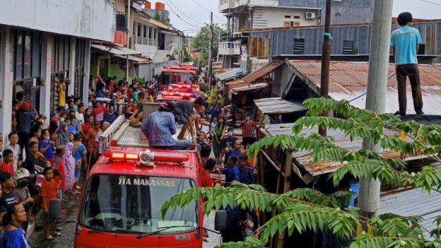 Dinas Pemadam Kebakaran Kota Makassar mencatat kebakaran di tiga lokasi berbeda dan salah satunya di Jalan Buakana Raya, Kelurahan Buakana, Kecamatan Rappocini, Makassar, Sabtu (5/3/2022). (foto: Istimewa)