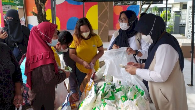 Pemprov Sulsel bersama Bulog dan dengan bekerjasama dengan PT Wimar menggelar Pasar Murah Sembako di Monumen Mandala, Makassar, Selasa (8/3/2022). (Abatanews/Wahyu Susanto)