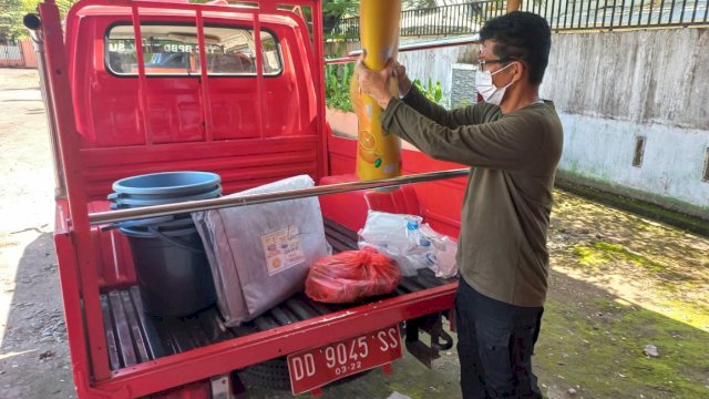 BPBD Sulsel menyalurkan bantuan kepada korban kebakaran di Jalan Deng Tata 7, kemarin (10/3/2022). (Foto: ABATANEWS/Wahyuddin) 