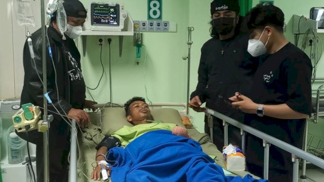 Rahmatullah (26) terbaring di RS Bhayangkara Makassar, usai diserang kelompok remaja di Jl Poros Barombong, Kecamatan Tamalate, Kota Makassar, pada Minggu (13/3/2022). (Istimewa)