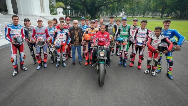 Para pembalap MotoGP melakukan foto bersama dengan Presiden Jokowi di Istana Merdeka, Jakarta, pada Rabu (16/3/2022). (Foto: Instagram @motogp) 