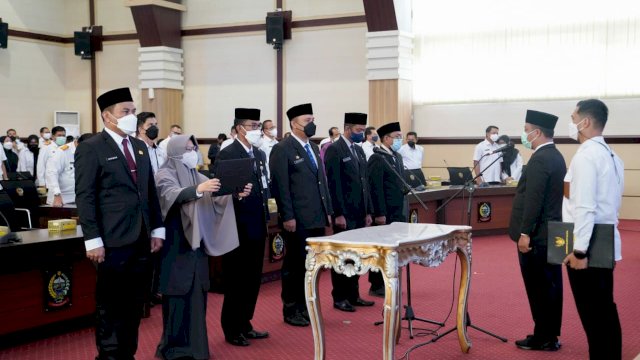 Gubernur Sulsel Andi Sudirman Sulaiman melakukan Pelantikan dan Pengambilan Sumpah/Janji Jabatan Pimpinan Tinggi Pratama/Eselon II dan Pejabat Fungsional Ahli Utama Lingkup Pemerintah Provinsi Sulawesi Selatan di Ruang Rapat Pimpinan (Rapim) Kantor Gubernur Sulsel, pada Rabu (16/3/2022). (Foto: ABATANEWS/Wahyuddin) 