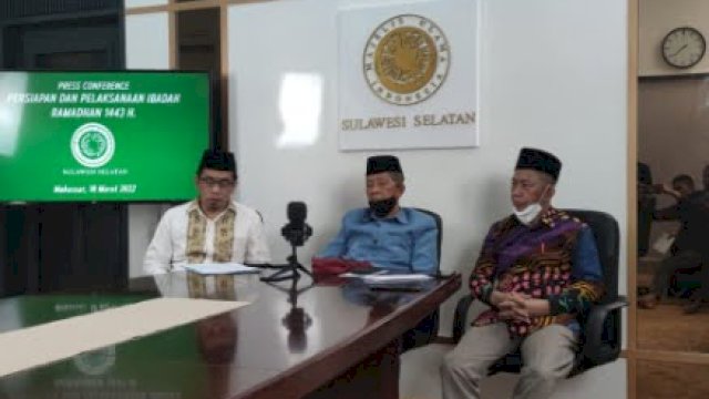 Para pengurus MUI Sulsel di Sekretariat MUI Sulsel di Masjid Raya Makassar menegaskan shalat boleh dilakukan dengan shaf rapat di bulan Ramadan 1443 H. (Istimewa)