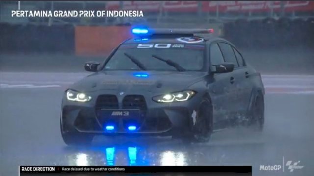 Safety Car meninjau kondisi sirkuit Mandalika yang diguyur hujan. (Foto: tangkapan layar akun twitter MotoGP)