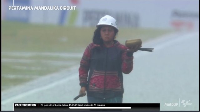 Aksi pawang hujan di tengah sirkuit Mandalika. (Foto: tangkapan layar MotoGP)