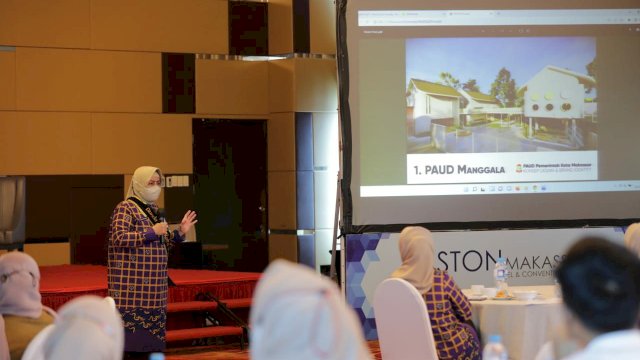 Ketua TP PKK Kota Makassar, Indira Yusuf Ismail memberikan penjelasan dalam Raker Pokja PAUD Makassar, di Hotel Aston, pada Selasa (22/3/2022). (Foto: ABATANEWS/Wahyuddin) 