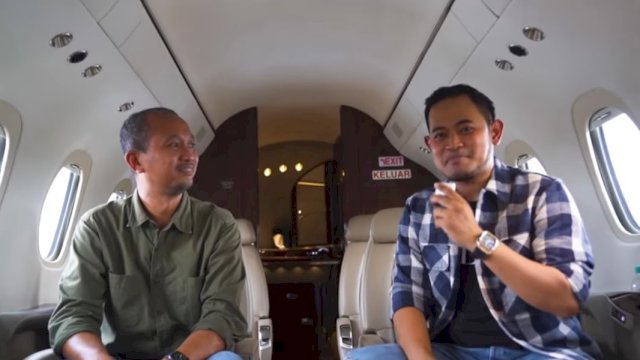 Gilang alias Juragan 99 mengaku bila pesawat jet itu merupakan miliknya. (Tangkapan layar YouTube Fitra Eri) 