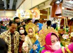 Presiden Jokowi Kunjungi Stand Dekranasda Sulsel di Event Inacraft 2022