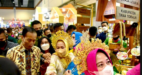 Presiden Jokowi Kunjungi Stand Dekranasda Sulsel di Event Inacraft 2022