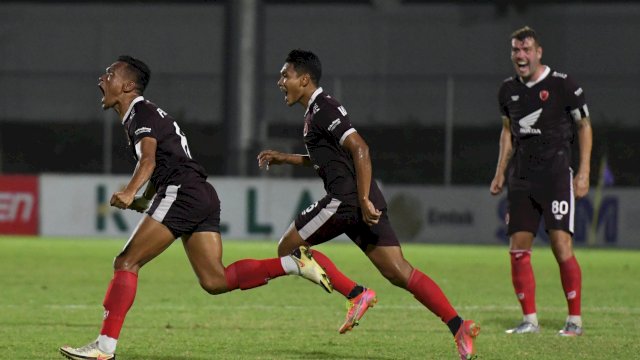 Selebrasi Ferdinand Sinaga usai mencetak gol saat PSM melawan Persiraja Banda Aceh di pekan 33 Liga 1 2021-2022, Jumat (25/3/2022). 