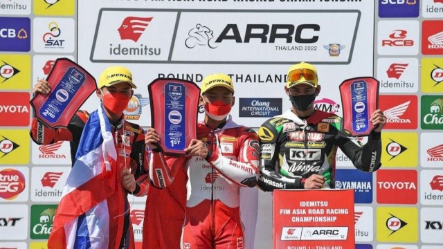 Andi Gilang (tengah) menjuarai Race 1 kelas Supersport 600 (SS600) Asia Road Racing Championship (ARRC) Thailand 2022, pada Sabtu (26/3/2022). (Instagram resmi Asia Road Racing) 