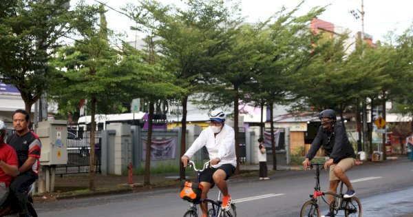 Gaya Wali Kota Makassar Naik ke Sepeda ke Pasar Untuk Beli Bahan Makanan Rebus