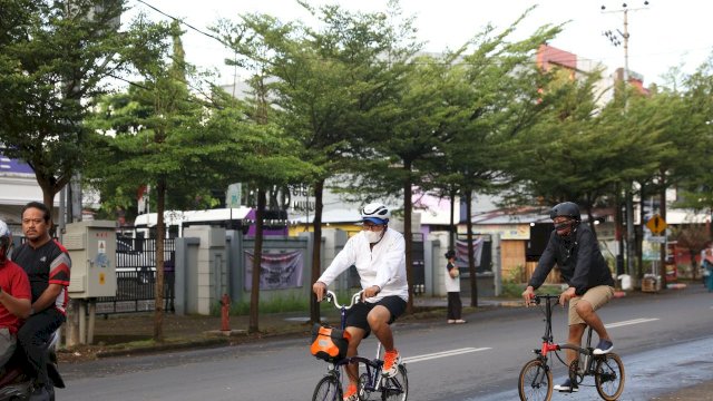 Wali Kota Makassar Moh Ramdhan Pomanto bersepeda dari kediamannya menuju Pasar Terong untuk membeli bahan makanan rebus, pada Ahad (27/3/2022). (Foto: ABATANEWS/Wahyuddin) 