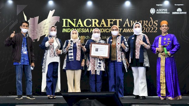 Stand Dewan Kerajinan Nasional Daerah (Dekranasda) Sulsel menjadi stand terbaik dalam event International Handicraft Trade Fair (Inacraft) Tahun 2022. (Foto: ABATANEWS/Imam) 