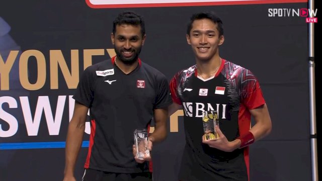 HS Prannoy dan Jonatan Christie berpose usai melakoni laga final Swiss Open 2022. Jonatan keluar sebagai juara. (Tangkapan layar Spot TV) 